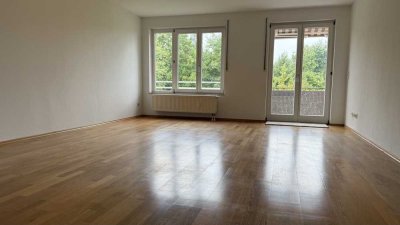 Helle 2 Zimmer Wohnung mit Balkon & Blick ins Grüne in Dachau