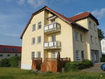Gemütliche 2-Zimmer-Dachwohnung mit Balkon, Laminatboden, Badewanne * Übernahme Einbauküche möglich