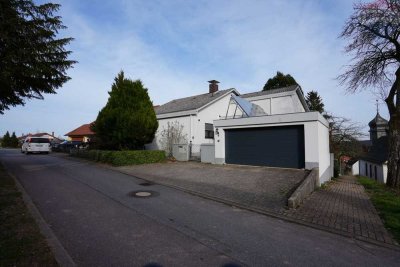 Großzügiges Einfamilienhaus mit Wintergarten, Kamin & Traumgarten in ruhiger Lage von Schönbrunn