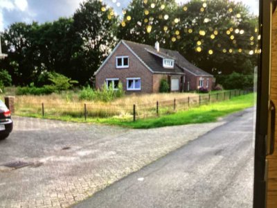 Erstbezug nach Sanierung mit EBK: Schöne 3-Raum-Dachgeschosswohnung in Uplengen