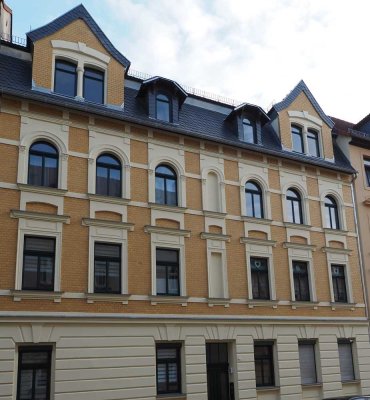 liebevoll neu und modern instandgesetzte Erdgeschoss-Wohnung mit Balkon , Dusche und Fußbodenheizung