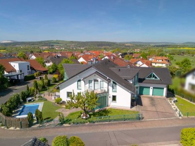 Außergewöhnliche Villa mit Pool in direkter Feldrandlage -Schloß Fasanerie!
