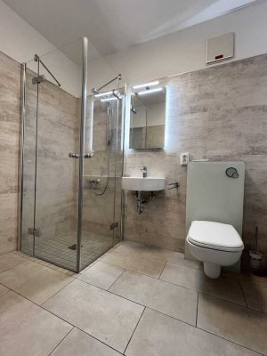 Erstbezug nach umfangreicher Modernisierung - Schicke 2R-Wohnung mit Balkon und EBK