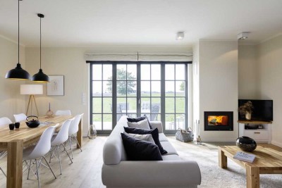 Luxus-Reetdachvilla auf Rügen in Strandnähe – direkte Feldkante mit freiem Blick, Sauna & Kamin