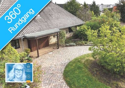 * bezugsfrei * // großer Winkelbungalow m. OG // Eckgrundstück // Einliegerbereich // Nh. Plöner See
