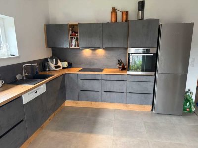 Ansprechende 4-Zimmer-DG-Wohnung mit gehobener Innenausstattung mit Balkon und EBK Für 11 Monate