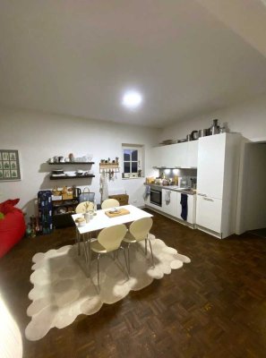 Gemütliche 2-Zimmer-Wohnung mit dunklem Echtholzparkett
