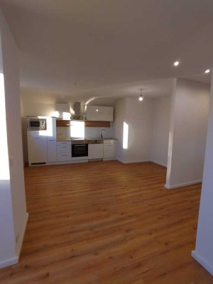 Neusanierte DG-Wohnung mit großer Bühne – Ruhige Lage direkt am Feld