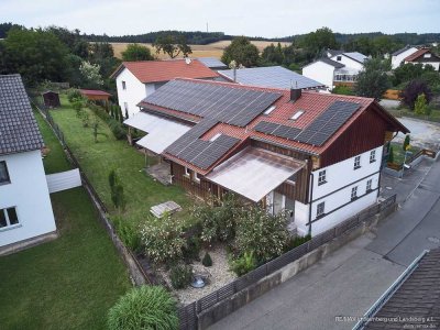 Bei Landshut: Wohnhaus (renoviert) und Stadel mit Ausbaupotential, energetisch autark (PV, E-Speiche