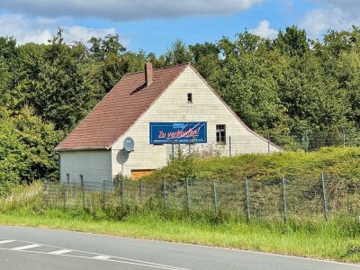 Sanierungsbedürftiges Wohnhaus 
mit großzügigem Grundstück