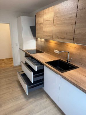 WG-Geeignete Schöne Zentrale kernsanierte drei Zimmer Wohnung in Duisburg mit Balkon inklusive Möbel