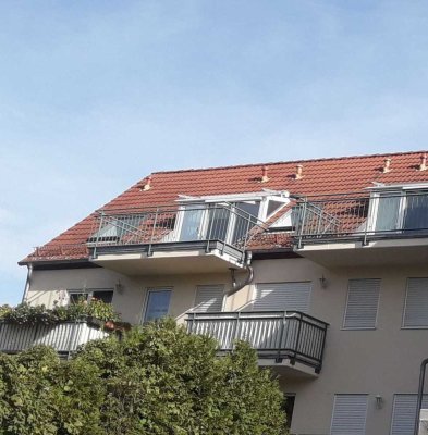 FRISCH SANIERTE 1 RAUM-WOHNUNG MIT XL BALKON HOFSEITIG, NEUES DUSCHBAD, NEUE BODENBELÄGE.
