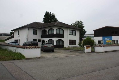 Großzügiges Mehrfamilienhaus mit Einliegerwohnung, Garten & Doppelgarage – Ruhige Lage im Herzen von