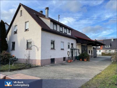 In ruhiger, ortszentraler Lage: 1-2 Fam.-Haus mit  Scheune, Stall, Garagen und Garten