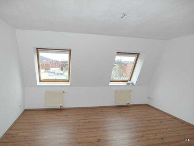 Demnächst frei: Großzügige 2-Zimmer-Dachwohnung mit Laminatboden und Bad mit Wanne + Dusche