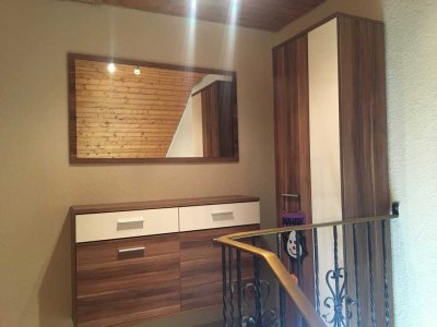 Schöne helle DG Wohnung mit EBK und 2 Stellplätzen