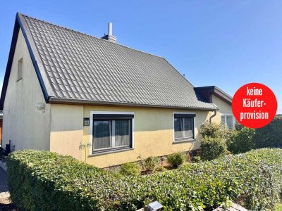 HORN IMMOBILIEN + hübsches Haus bei Woldegk mit großem Grundstück in Randlage, Einbauküche + Garagen