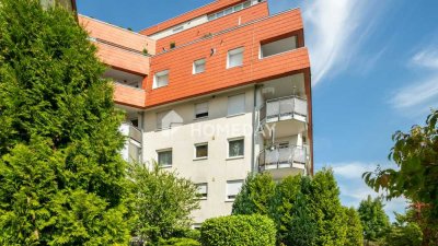 Gut geschnittene Zweizimmerwohnung mit Loggia, Stellplatz und grüner Aussicht