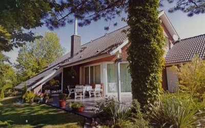 Außergewöhnliches Einfamilienhaus mit Einliegerwohnung und Doppelgarage