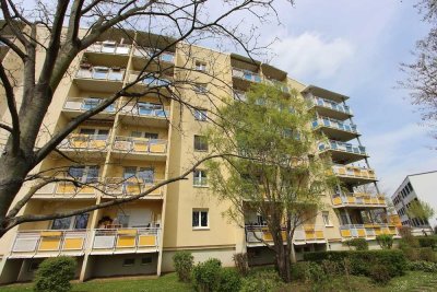 Mit dem Aufzug ins neue Zuhause. Schöne 2-Raumwohnung mit Blick ins Grüne. Bald verfügbar.