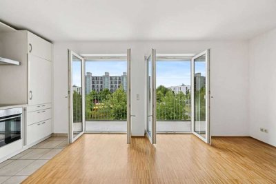 2-Zimmer-Etagenwohnung mit großer Fensterfront und Balkon mit Blick ins Grüne