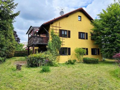 Gepflegtes Zweifamilienhaus mit großem Garten und evtl. Ausbaupotenzial in der Buchenau.