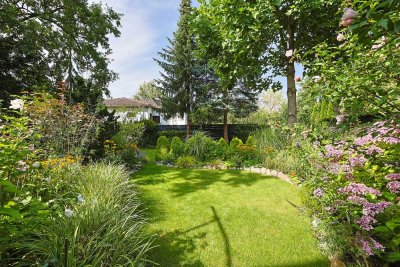 Wohnen wie im EFH: Luxuriös ausgestattete Komfortwohnung mit herrlichem Gartengrundstück und TG