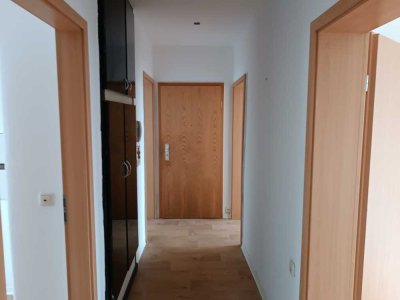 Schöne renovierte 3.-Zimmer Wohnung im Erdgeschoss