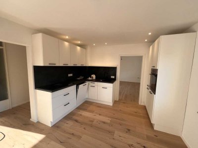 Erstbezug nach Sanierung mit Balkon und Einbauküche: Ansprechende 3-Zimmer-Hochparterre-Wohnung