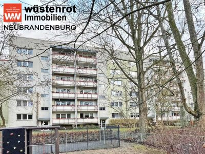 MIT EINBAUKÜCHE: VIER-RAUM-WOHNUNG IN NB-SÜD MIT GROSSEM BALKON UND KELLERRAUM IN SCHÖNER RANDLAGE