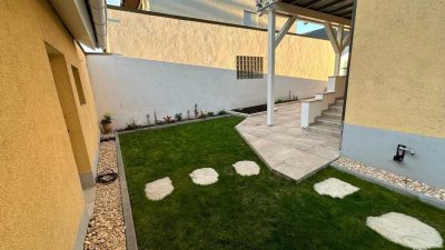 Hochwertige möblierte Erdgeschosswohnung mit Garten, Keller und Parkplatz