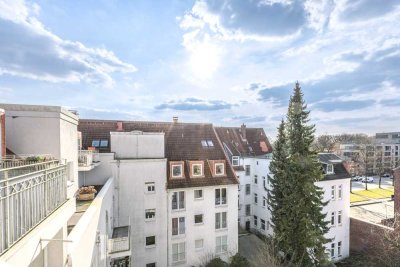 Gepflegte Dachgeschosswohnung, ruhig und zentral mit Dachterrasse, Kamin und Aufzug