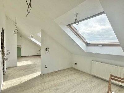 Teilausgebautes Dachgeschoss mit Loggia in zentraler Lage