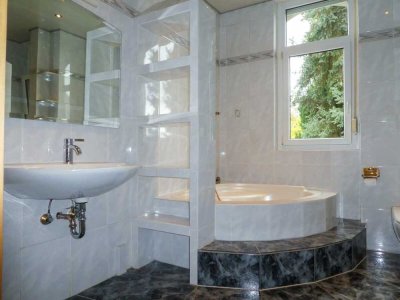 Chamante, großzügige Altbauwohnung in zentraler Lage mit Garage!