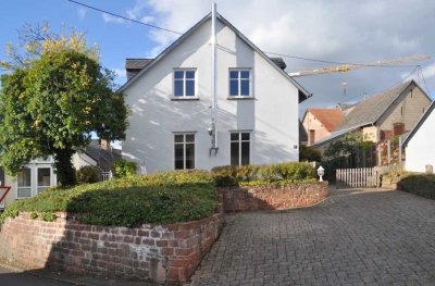 Familienfreundliches Ein-/ Zweifamilienhaus mit viel Raum zum Wachsen – bezugsfertig