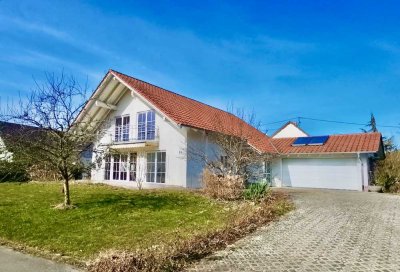 Lichtdurchflutetes Zweifamilienhaus mit Garten auf drei Seiten!