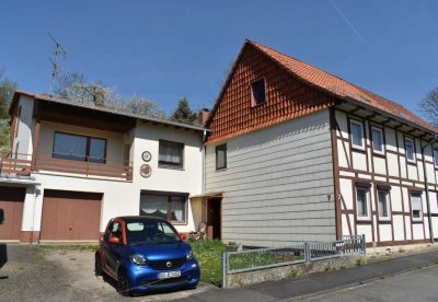 Mietkauf: Teil-vermietetes 2-Familienhaus (DHH), einladendes Wohnambiente, sonniges Grundstück