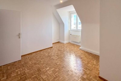 Helle, sanierte Dachgeschoßwohnung mit Fernblick
