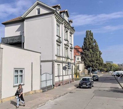 Attraktive 4-Zimmer-Erdgeschosswohnung / Büro in denkmalgeschütztem Wohnhaus mit 4 Parteien in Gotha