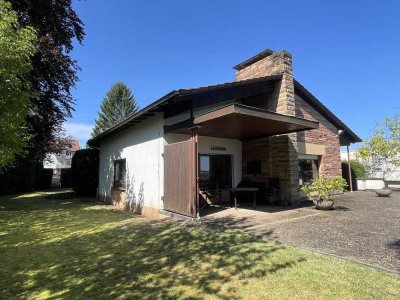 Bungalow mit großem Grundstück, Gästezimmern und Bar - mit Sanierungsbedarf