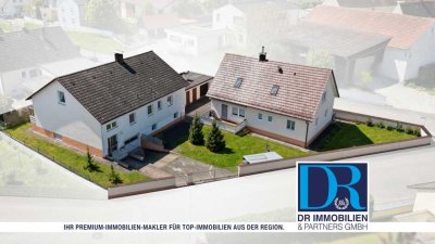 Zwei angrenzende Einfamilienhäuser auf großzügigem Grundstück