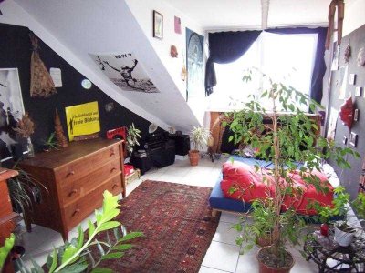 myHome-Immobilien / Supergünstige, zentrale + helle2 Zi-DG-Wohnung+mit großer Küche + S-Bahn Nähe.