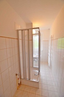 Bezug sofort möglich! renovierte 3-Raum-Wohnung mit Dusche, PKW-Stellplatz und Balkon!