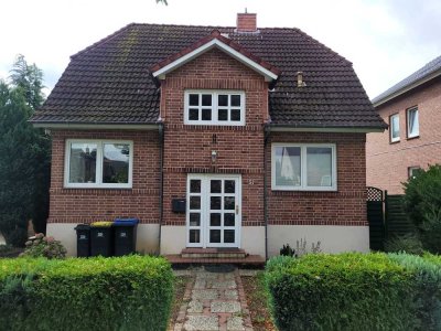 Einfamilienhaus 

1100 € - 100 m² - 5.0 Zi.

1 Vollbad
1 Gäste Duschbad

Vollkeller mit Heizung 
un