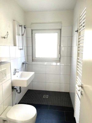 Schöne 2 Zi-EG-Wohnung (Hochparterre) mit Balkon!