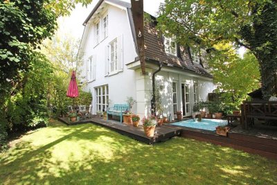 Unikat: Idyllische, möblierte Doppelhaushälfte mit großem Garten in Solln