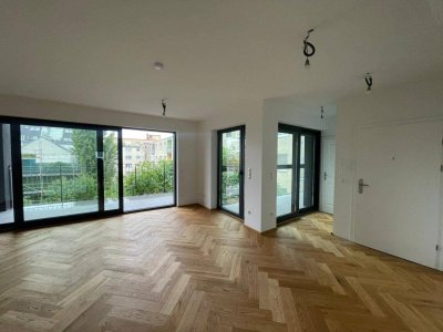 ERSTBEZUG IM DACHGESCHOSS! Wunderschöne 2 Zimmer mit Terrasse und verglaster Loggia!