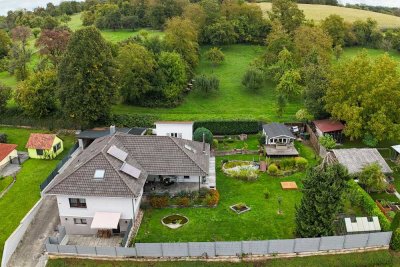 " Zeitloser Wohntraum im Grünen – Freistehender Winkelbungalow mit park-ähnlichem Gartenidyll "