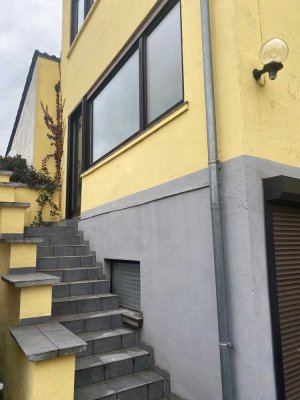 Für 1 Jahr zu vermieten: 3-Zimmer Wohnung in zentral gelegenem 2Parteienhaus mit Garten + Garage