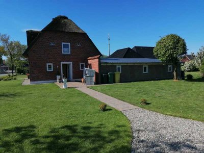 Charmantes Reetdachhaus mit zusätzlichem Baugrundstück kurz vor der Nordsee